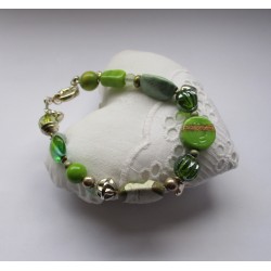 Bracelet Delphine vert et son bel anneau-ressort argenté