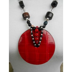 Collier croco noir et rouge et ses perles rouges Irina