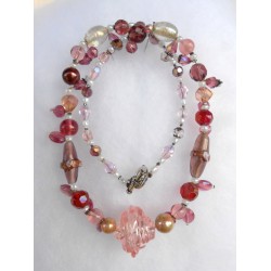 Collier rose fleur avec sa perle centrale Clémence