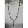 Collier-croix blanc et beige Romane