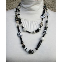 Sautoir Donna de perles bicolores noires et blanches