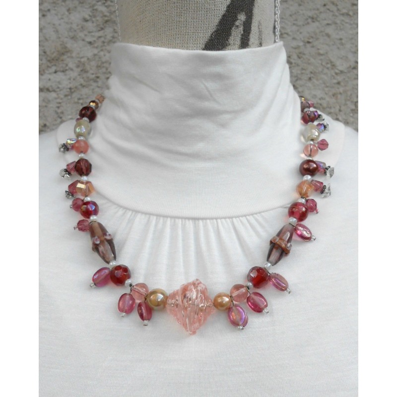 Collier rose fleur avec sa perle centrale Clémence