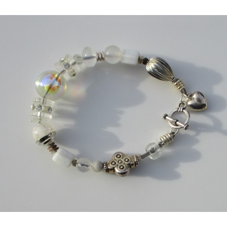 Bracelet blanc et sa grande perle irisée Zoé
